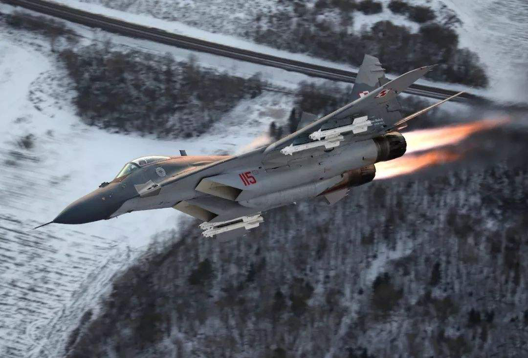美式战机喷红火，苏俄战机喷蓝火：哪家战机性能更强呢？
