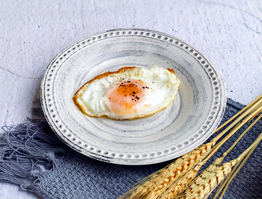 图片[1]-煎荷包蛋的做法步骤图 鸡蛋不粘锅更完整-起舞食谱网