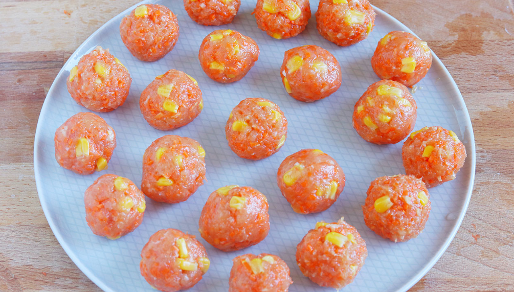 1个西红柿，加1块鸡肉，简单一搅，鲜嫩多汁，冬天多吃也不怕胖