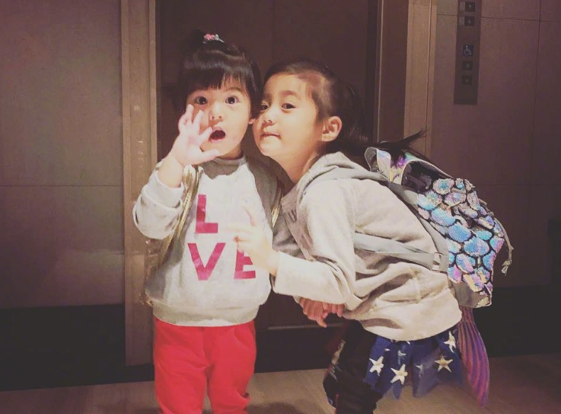 有種“姐姐”叫咘咘，和妹妹波妞合照時，咘咘的手永遠護著妹妹