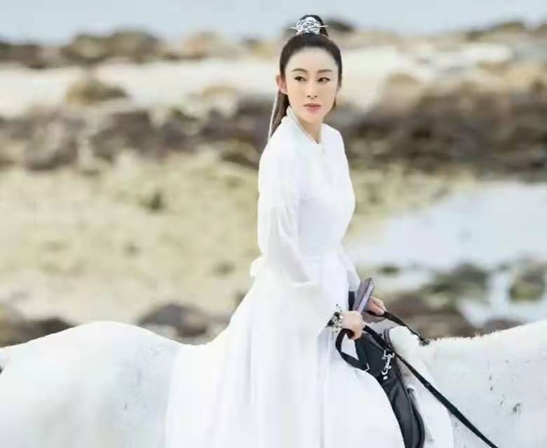 53岁张敏重现经典古装造型，一袭白裙身材超好，网友：永远的女神