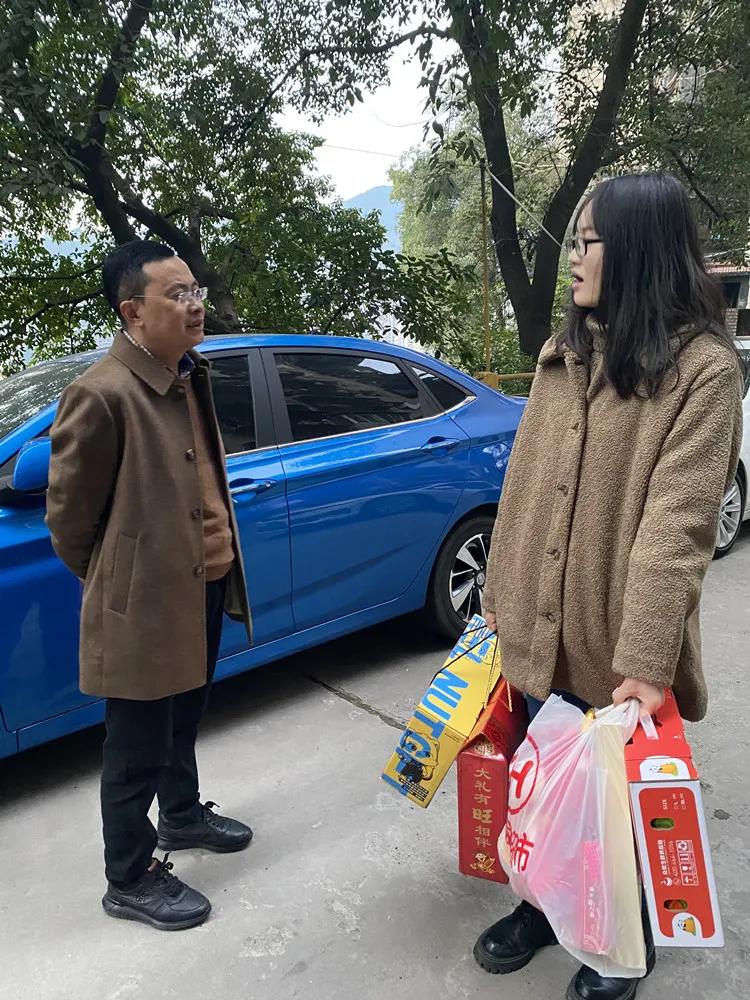 就地过新年  温暖在身边——达州中学开展春节前走访慰问活动