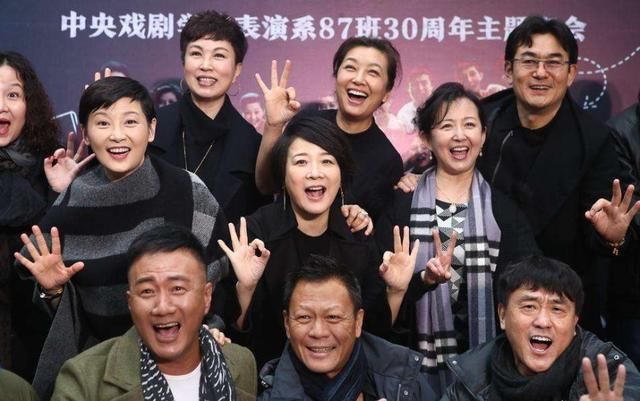 江珊：閃婚震驚一時，與靳東姐弟戀5年，如今54歲卻依舊美如少女