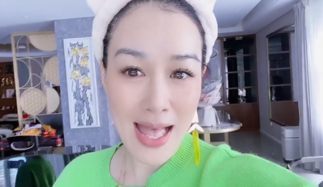 张伦硕为老婆庆生甜喊对方15岁人鱼公主，50岁钟丽缇皮肤水嫩