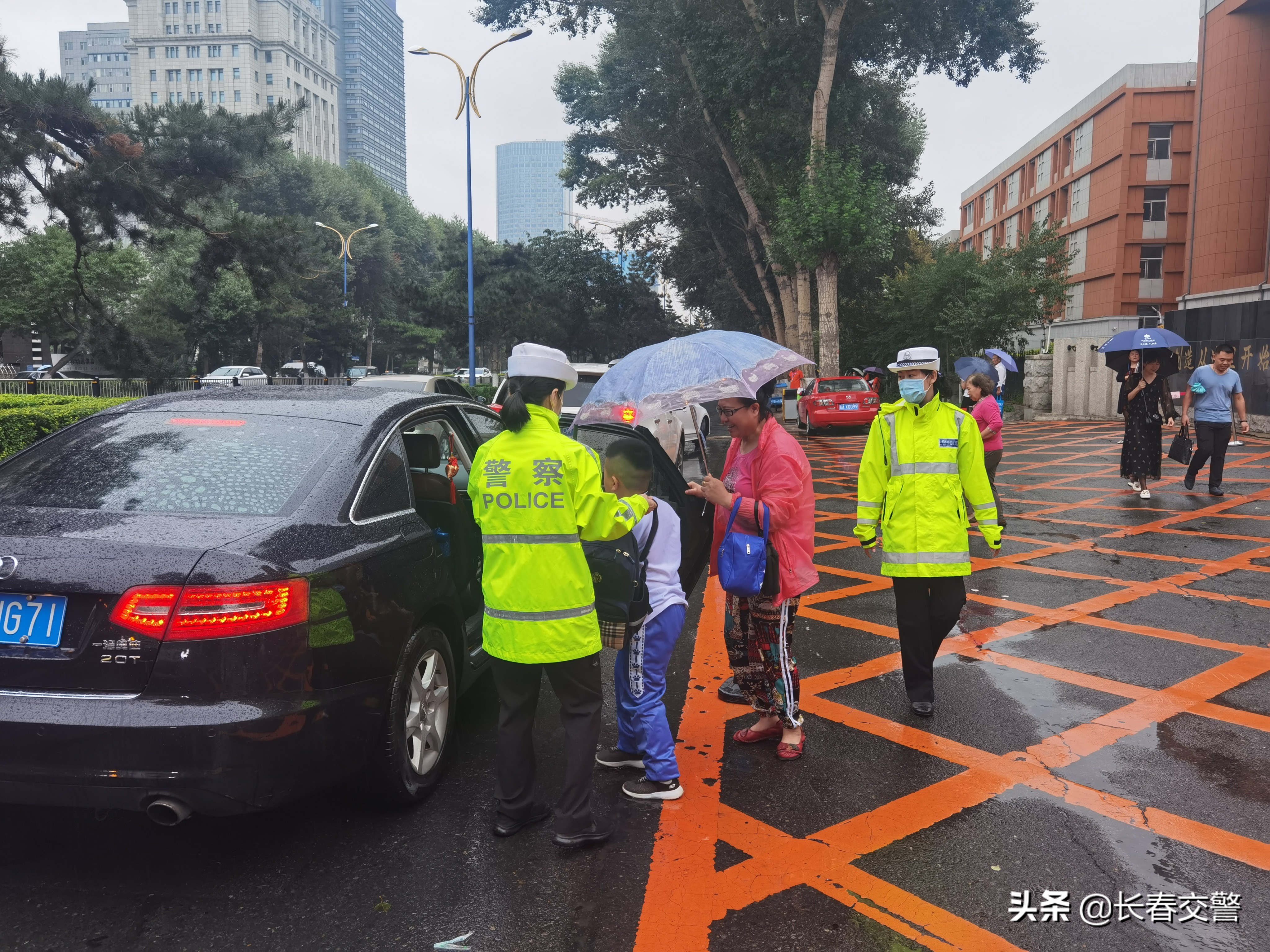 雨中新学期，长春交警暖心护航！