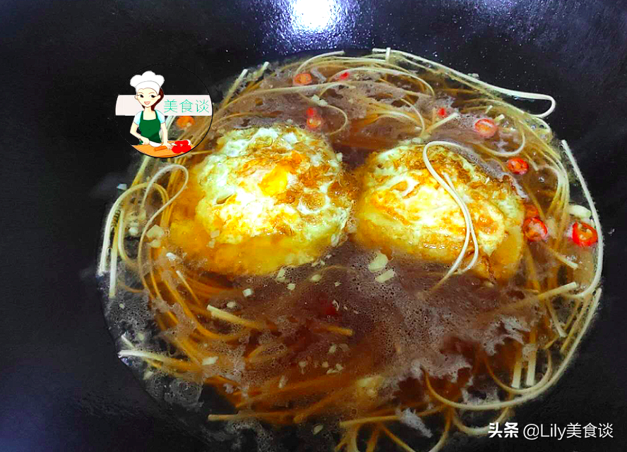 It’s cold, so I’ll be greedy for this bowl of noodles for breakfast. It’s sour and appetizing and nutritious. A bowl of breakfast is very satisfying.