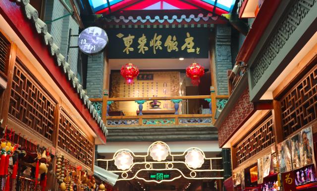 北京前门大街，游客人山人海，全聚德等多家老字号最抢眼