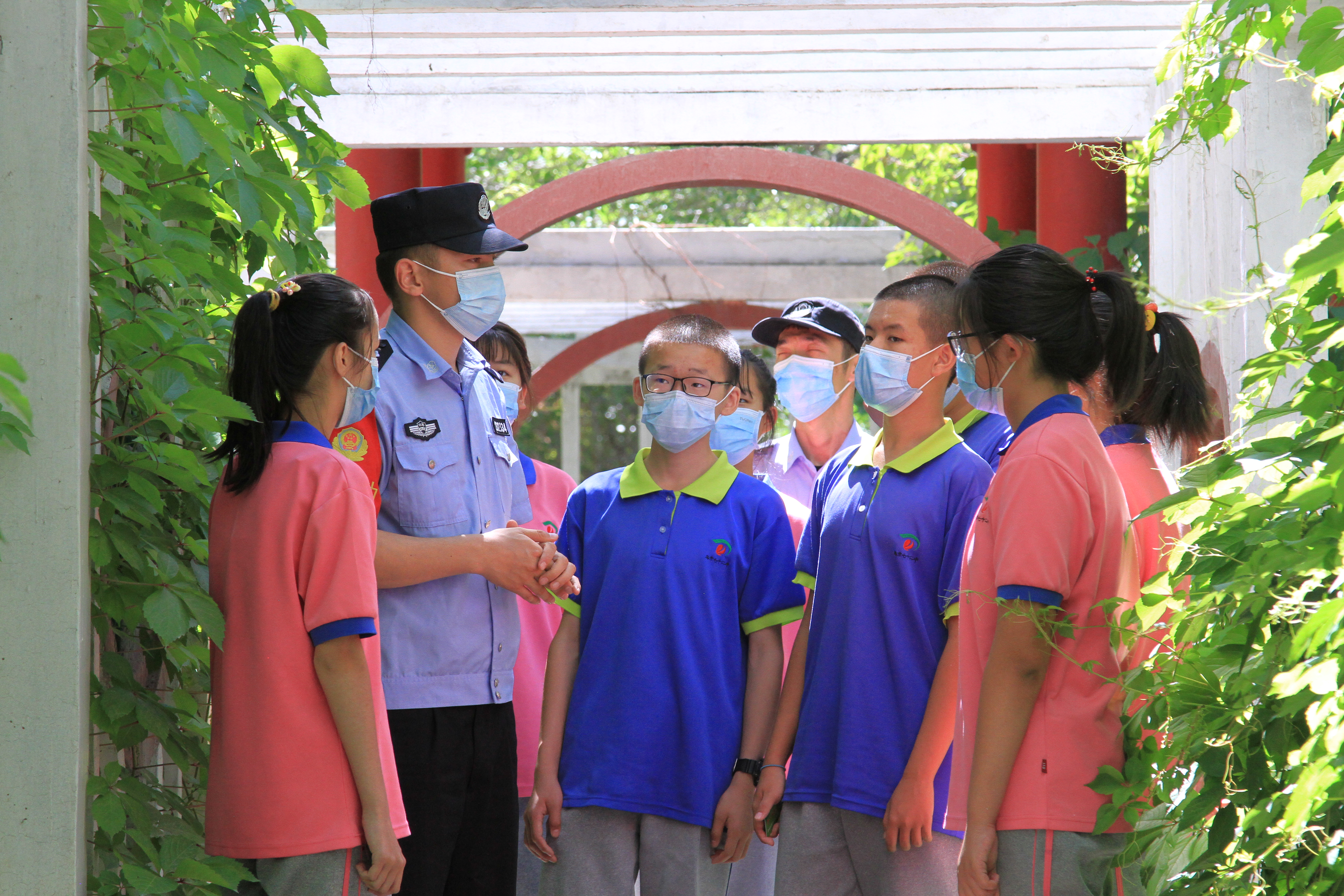 新疆铁警进校园上好暑假前最后一堂安全课