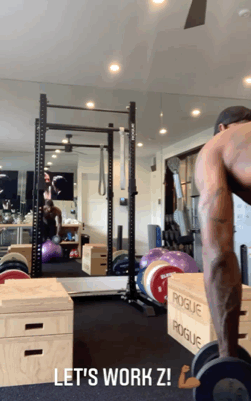 詹皇深夜抱獎杯不撒手！ 家中赤膊訓練太拼了，5歲女兒陪練好暖心