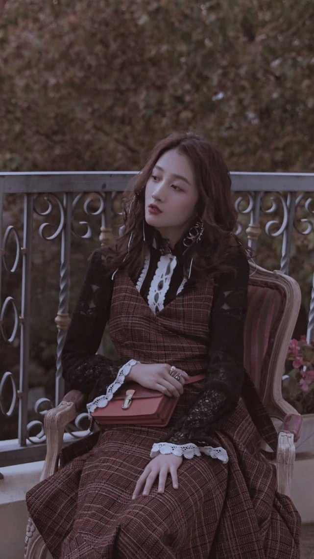 关晓彤参加跑男婚纱造型太美，不过也暴露了她