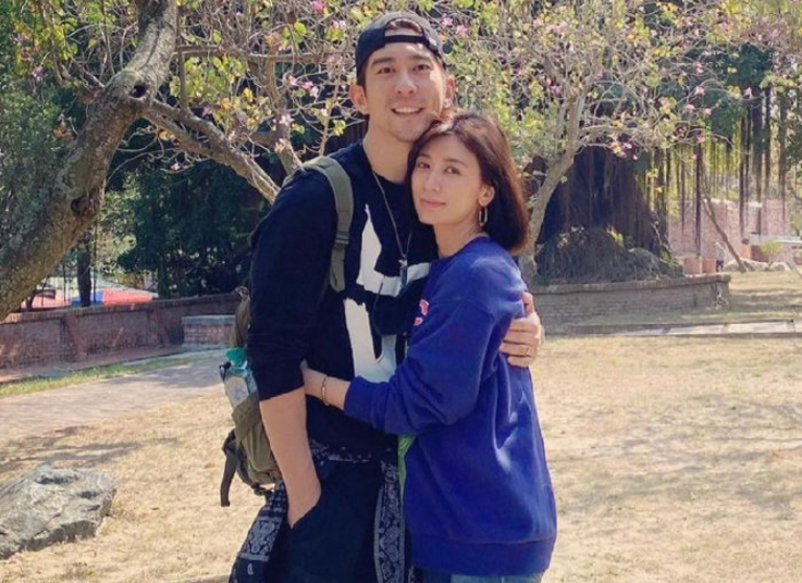 賈靜雯曬照為老公慶生，專門放一家五口照，我卻被戴眼鏡咘咘美到