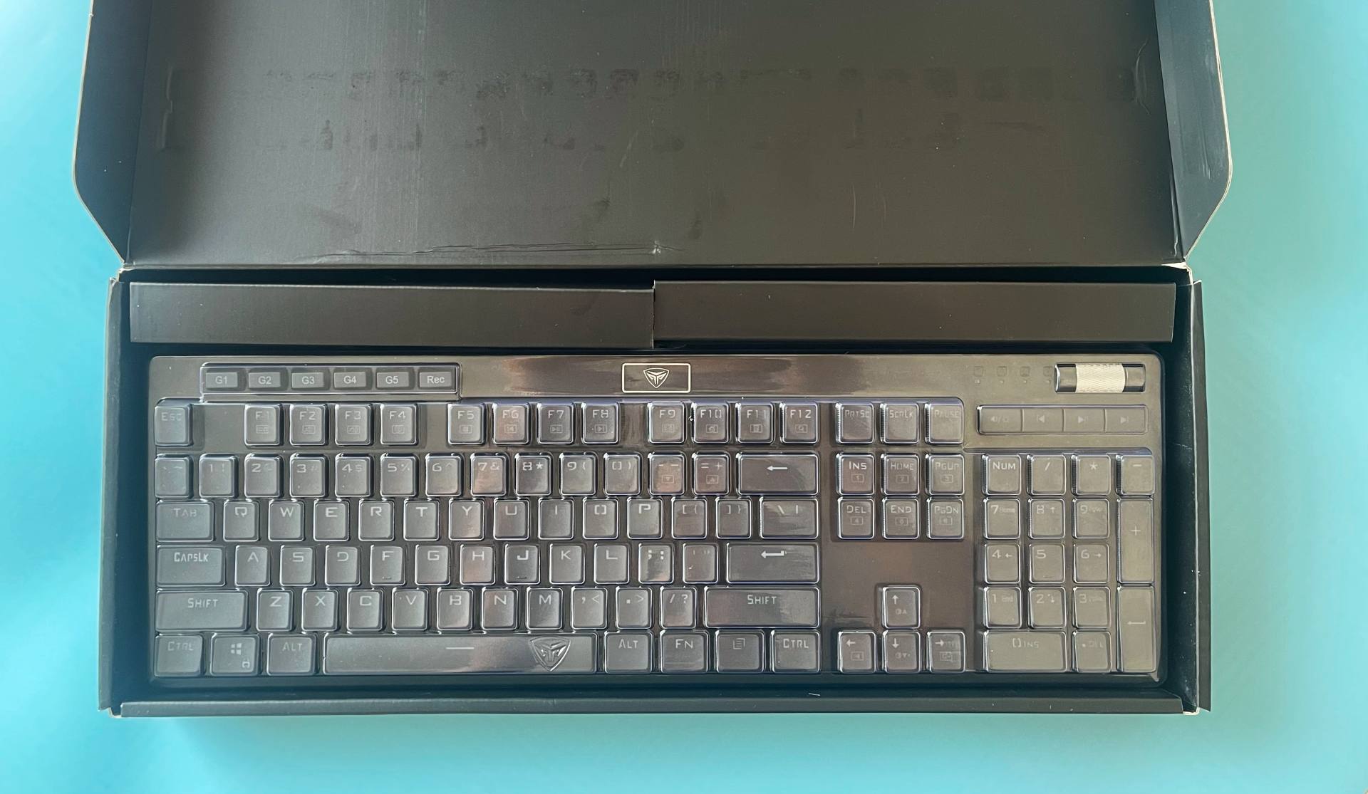 安静轻盈适合多场景使用超频三GI801黑曼巴红轴机械键盘评测