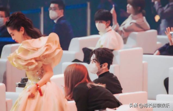 杨颖穿黄晓明同款服装辟谣婚变，为何不再秀恩爱她早已给出说明