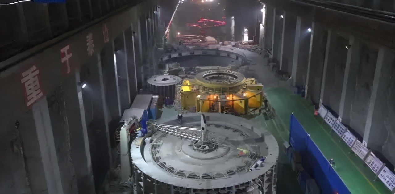 白鶴灘水電站建造工藝有多精？泄洪洞光滑如鏡，照鏡子人影不變形