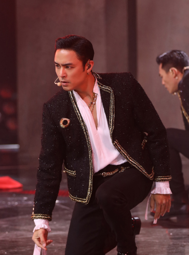 明道曬老婆視角與兒子合照，抱娃遛彎兒子趴在他肩頭，超有愛