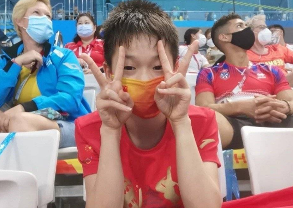 官媒称赞全红婵：石缝里的草，被世界偏爱！花1年时间练1个动作