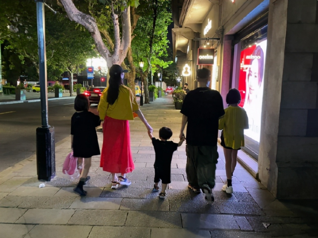 蔡少芬夫妇吃饭被偶遇，张晋紧跟老婆身后似保镖，打车出行超低调