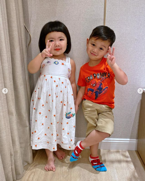 胡杏儿老公晒大儿子和李璨琛女儿牵手照，奕霆仔表情搞怪太萌了