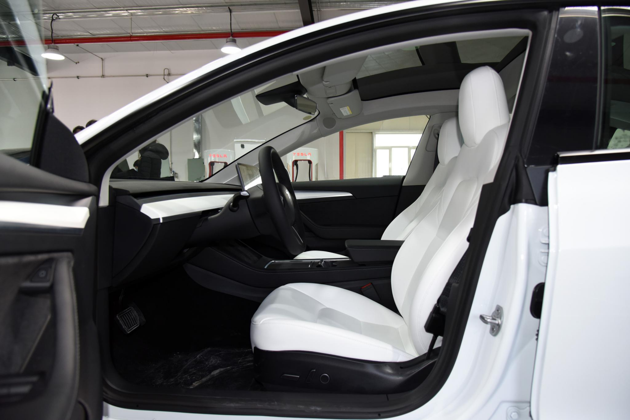 Model 3续航605公里，外观内饰更时尚，值不值得买？