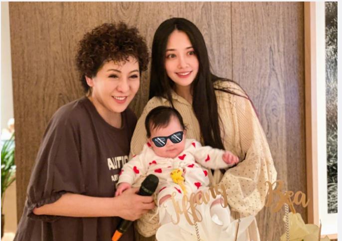 向佐想郭碧婷和女儿，发文期待她们来：太想念小可爱了