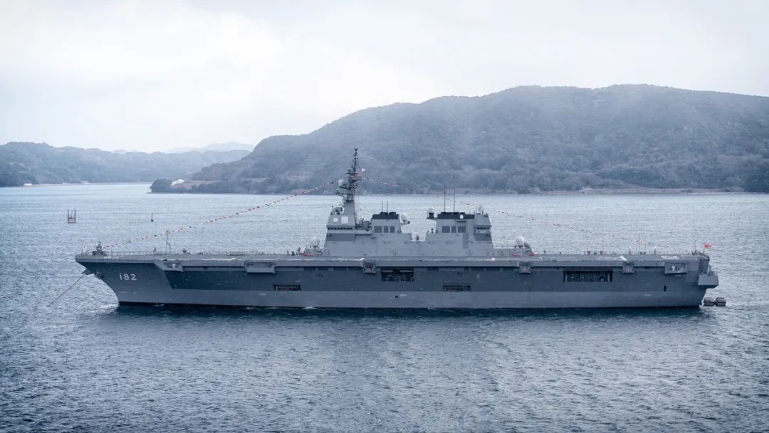 4艘航母来东海施压，每天可空袭2000个目标，美英日三国对华摊牌？