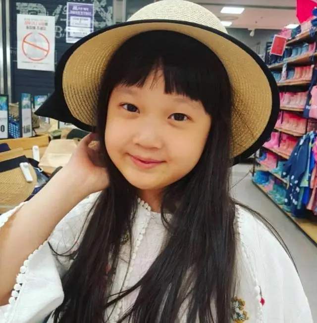 《1988》小珍珠长大了!时隔四年晒照,五官精致如瓷娃娃