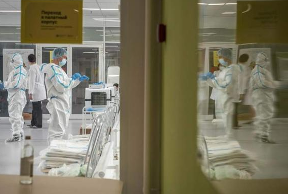 只因天气太热，俄一线女护士穿透明装照顾患者，瞬间火爆网络