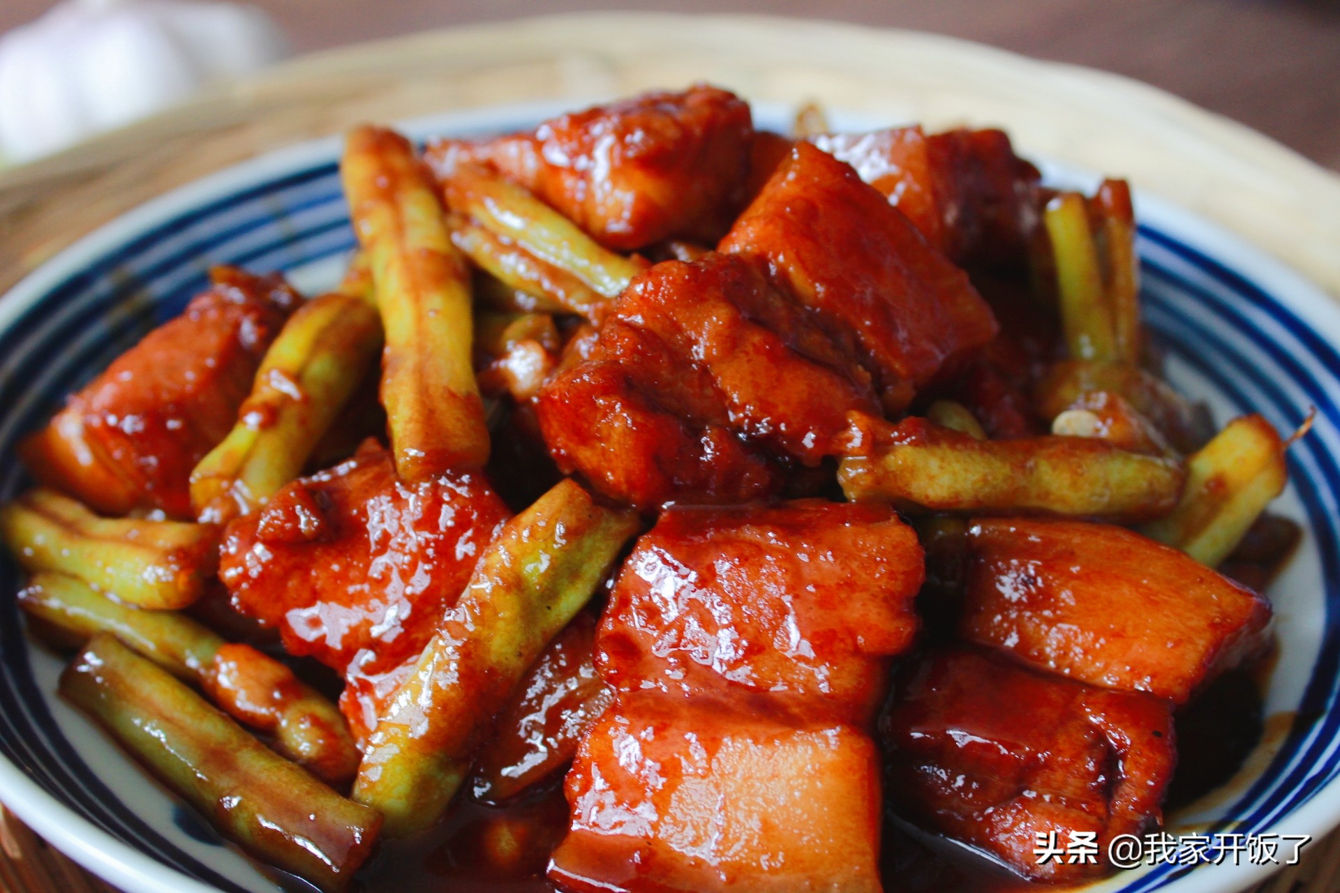 每到周末，老公点名要吃豆角红烧肉，肥而不腻又软糯，连扒3碗饭