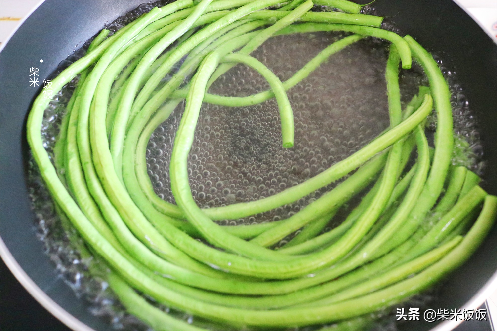 夏季蒸包子，這個餡的要試試，比韭菜更鮮美，個個飽滿不塌陷