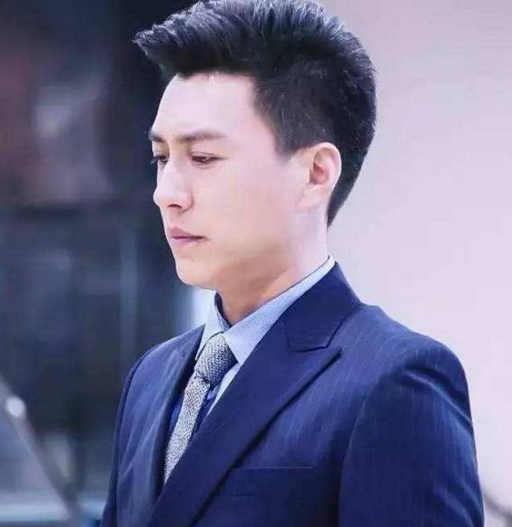 44岁靳东生日，妻子发文甜蜜表白，两儿子画作细节超暖心