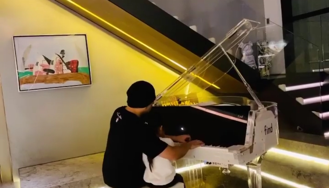 昆凌牵一双儿女看奶牛，弟弟身高快赶上姐姐，一家人穿扮超时髦