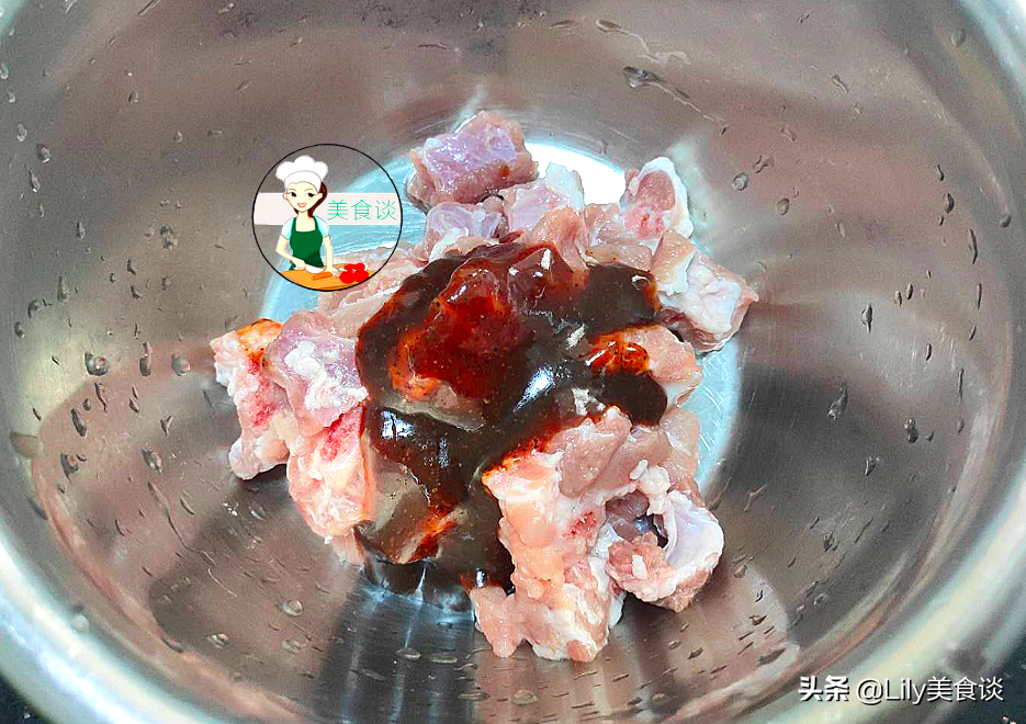 蒸排骨時，別傻傻先焯水，大廚教你這一招，排骨嫩滑多汁，特鮮美