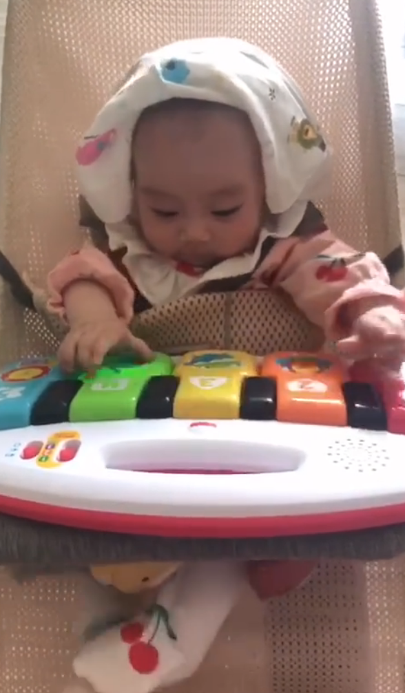 罗仲谦晒5个月大女儿，珍珠弹琴为爸妈庆结婚周年，一脸得意萌翻