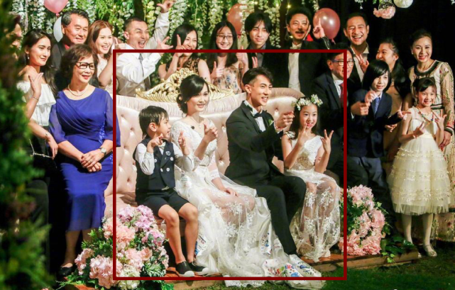 孩子都11了吴尊才求婚老婆，看他抱媳妇的手势，