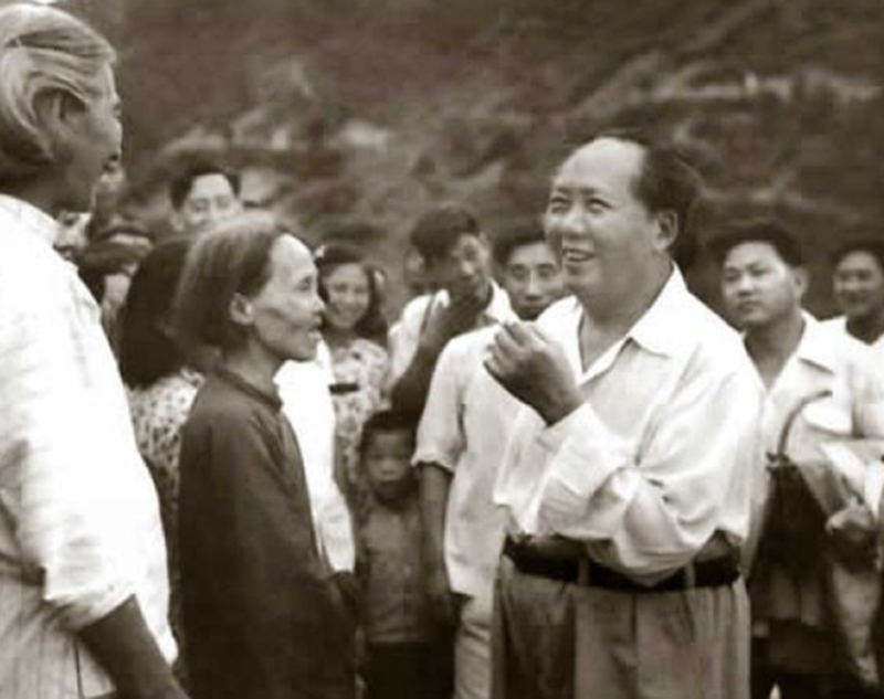 毛澤東時隔32年重回韶山，看到父母墳?zāi)蛊茽€不堪：不要修，就這樣
