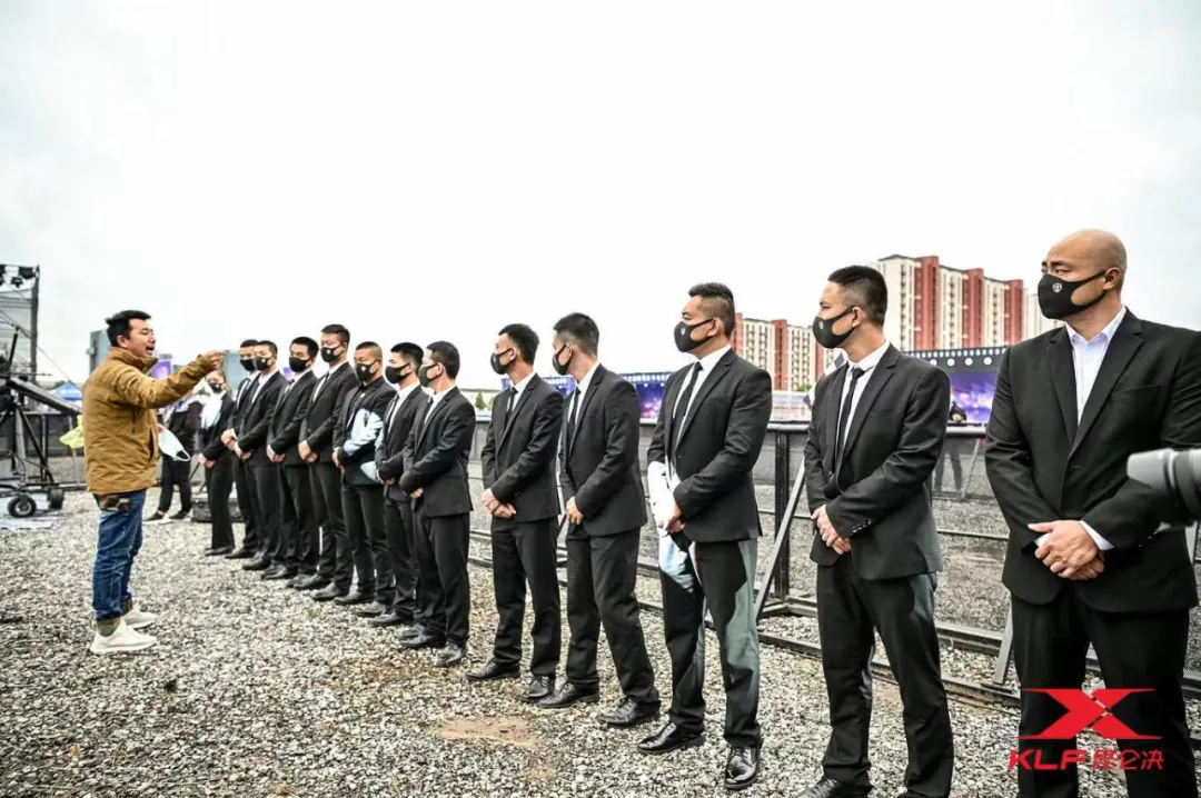 风雨无阻!张扬、孙志祥双双KO拿下胜利,昆仑决精英赛雨中激战震撼京城!(图12) 风雨无阻!张扬、孙志祥双双KO拿下胜利,昆仑决精英赛雨中激战