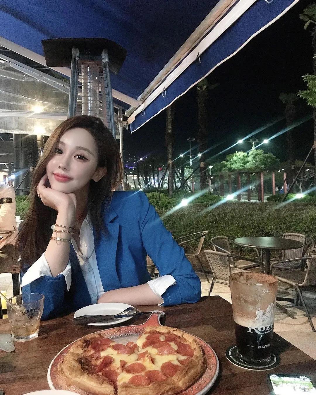 性感大腿美女壁纸 女画家美女图片图片
