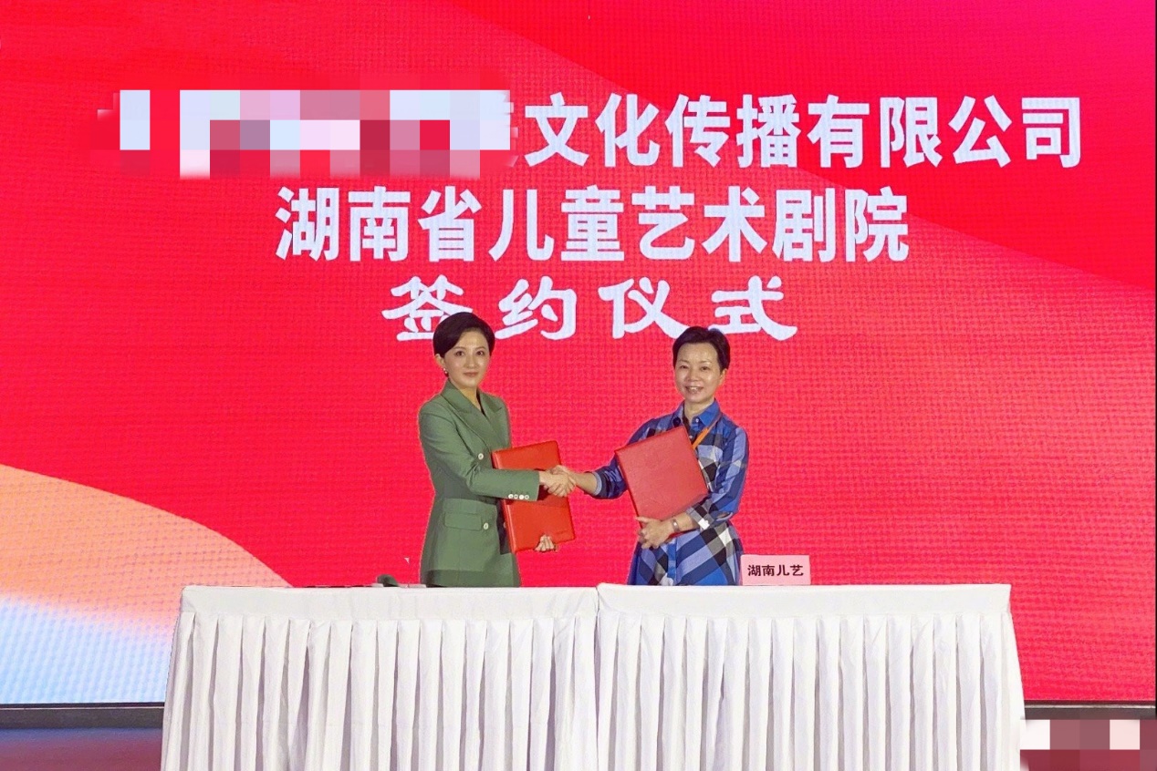 41岁金铭头顶现白发，细纹丛生显老态，北大毕业