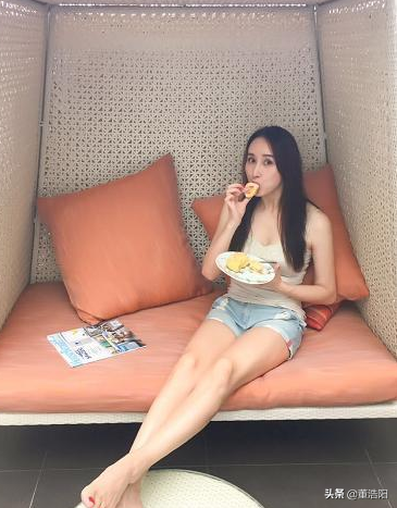 她因长太美被国外首富看中娶回家，为让她安心