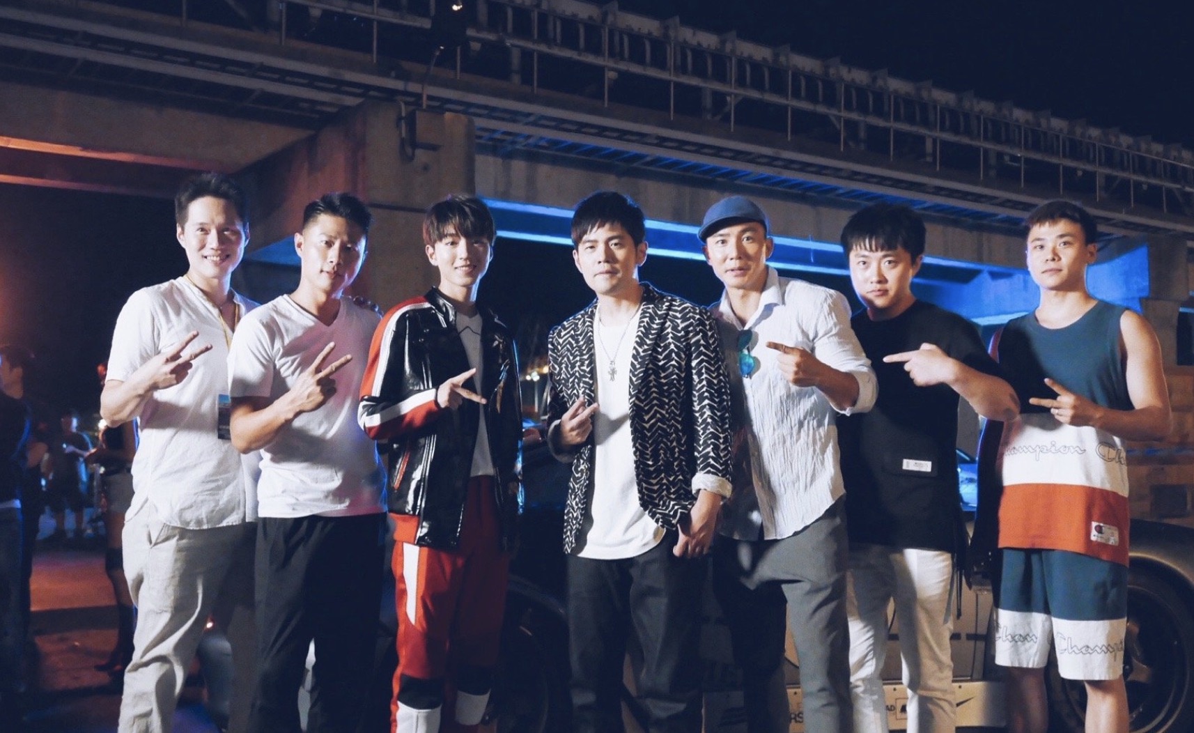 周杰伦王俊凯比剪刀手，首次合作电影，一个当监制一个特别演出