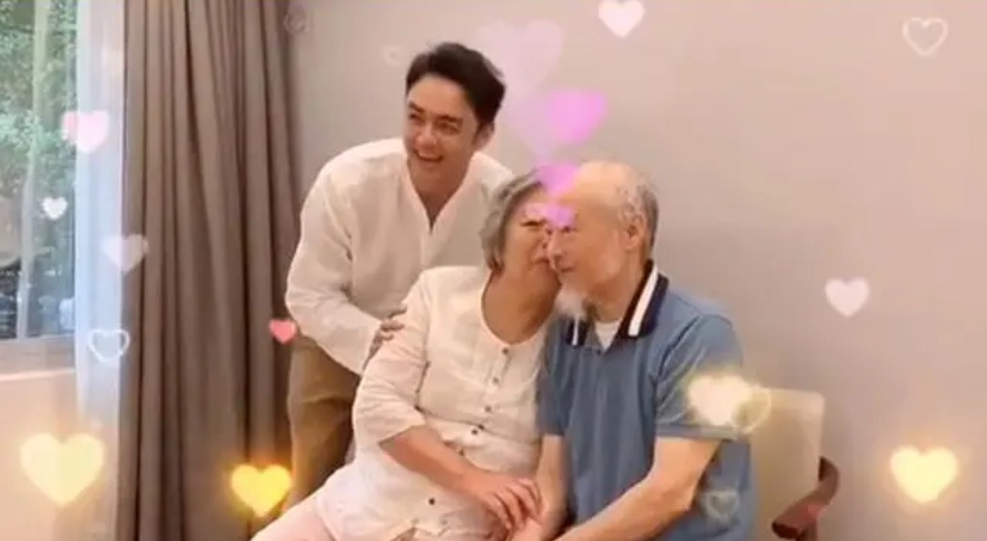 明道公布生子后首发动态，家人团聚温馨，大哥