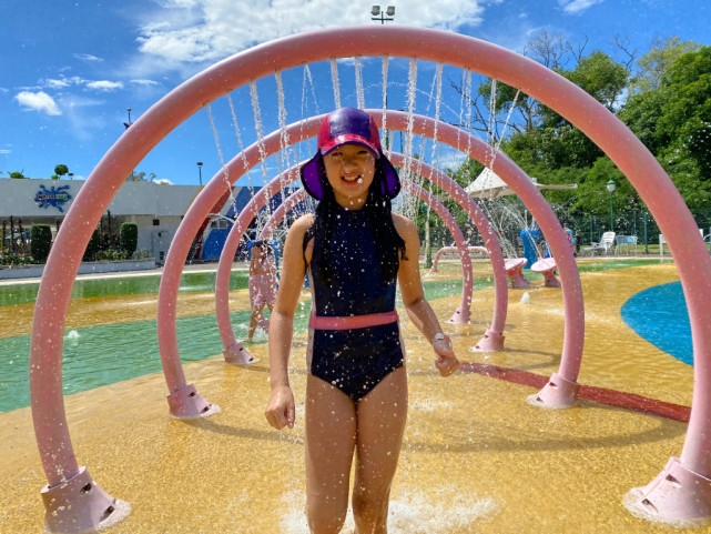 吳尊帶兒女玩水，Neinei穿泳裝展長腿，max秀高難度倒立