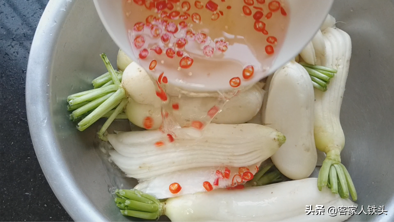 客家人百吃不膩的蘿蔔吃法，傳統味口感好，酸辣爽口好吃到不想停