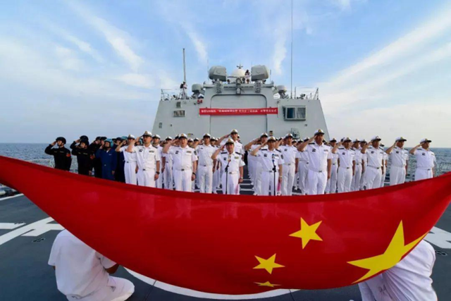 中国万吨驱逐舰现身日本海，回应美日挑衅，展现海上作战能力