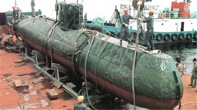 16年前渔民发现一艘潜艇，进入舱内大家震惊，