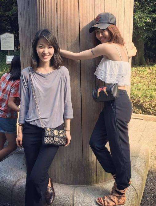 蔡依林與姐姐為媽媽慶生，掀劉海氣質清純，穿露臍裝搶媽媽風頭