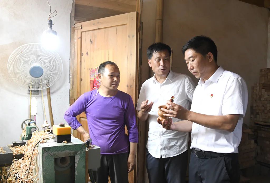 梁育明：楠竹“致富路” 百姓好支书