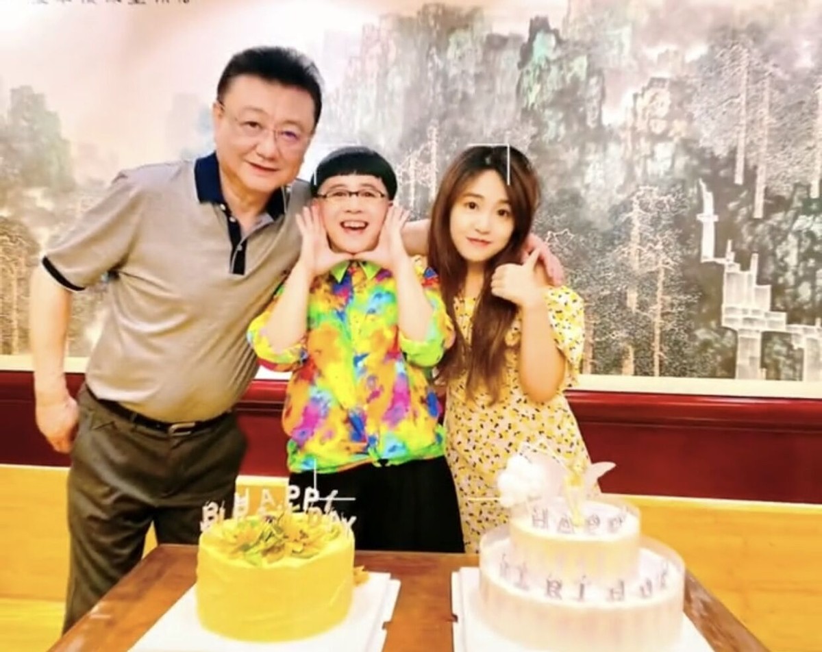55岁金龟子晒全家福庆生！被老公搂入怀，和小33岁女儿同框似姐妹
