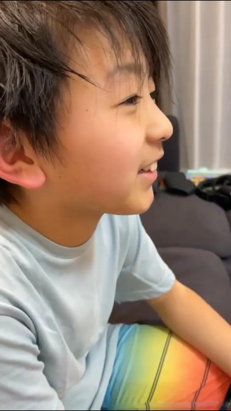 張柏芝曬兒子近況，10歲小Q愈發陽光帥氣，母子互動有愛
