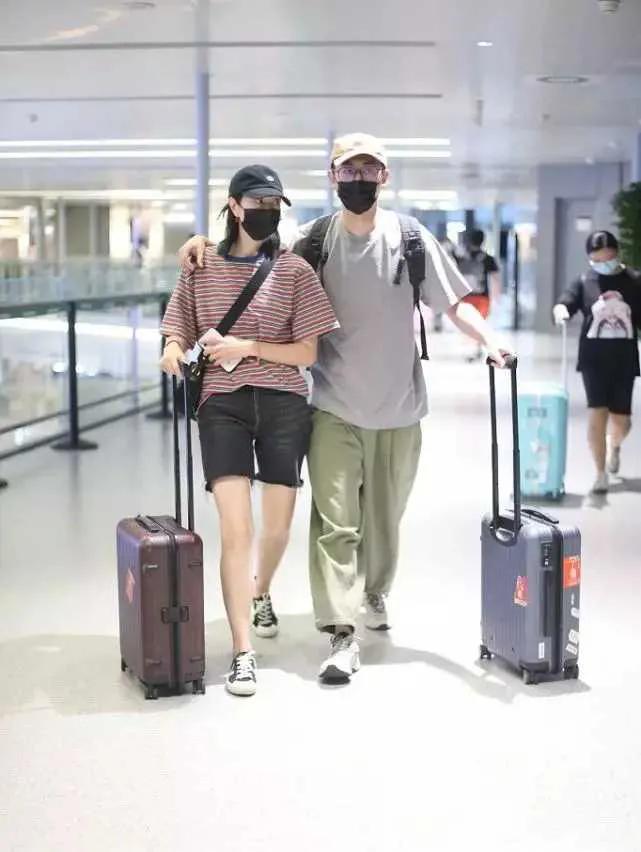 朱亚文霸气搂妻机场腻歪，沈佳妮眼窝凹陷，穿骑行裤暴露身材短板